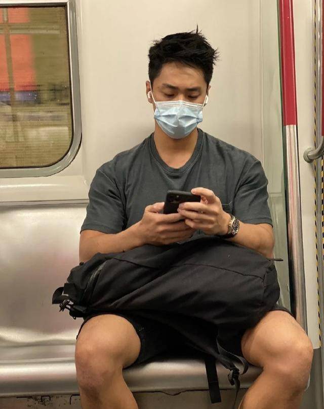 帥到不想下車❤️搭地鐵遇到「超壯口罩帥哥」秒心動 神出本尊「換上襯衫不輸韓國歐巴」來頭也超大