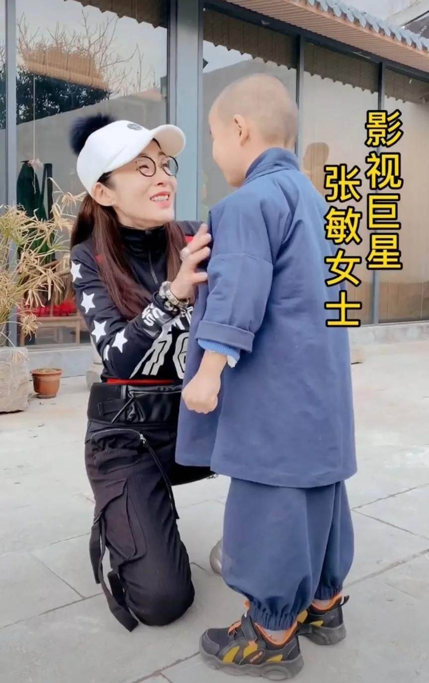 張敏被路人拍到,臉松垮皮膚黃,穿廉價裙子全靠氣質撐,與小十歲男友感情好,大山裡做慈善好有愛