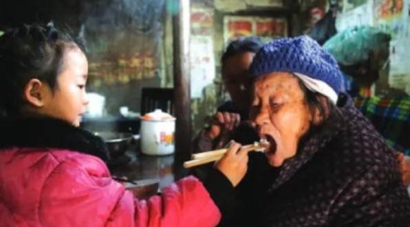 父親坐牢母親改嫁,6歲女童撐起三代之家,網友:懂事的讓人心疼