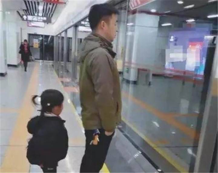 捷運上一對母子火了,細心舉動引來周圍乘客稱讚,網友:最高級的炫富是教養