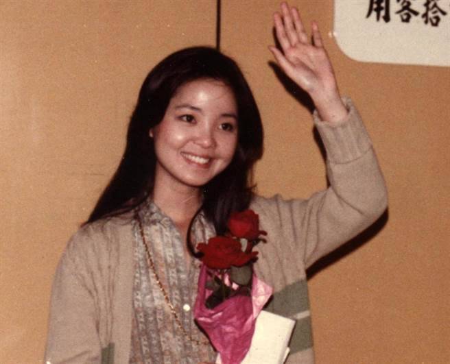 鄧麗君姪女曝光!笑憶「小時候不知她多紅」過年才見得到 「穿姑姑舊衣現身」網讚:是一家人沒錯