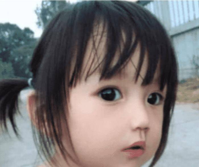 是假人嗎?女孩因太像洋娃娃被質疑 媽媽曬出全家照力證,網友:媽媽更像假人