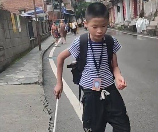 「狠心」媽媽讓失明兒子獨自上學,路人默默伸出援手,感動網友:我終歸會離開,讓他學會獨立。