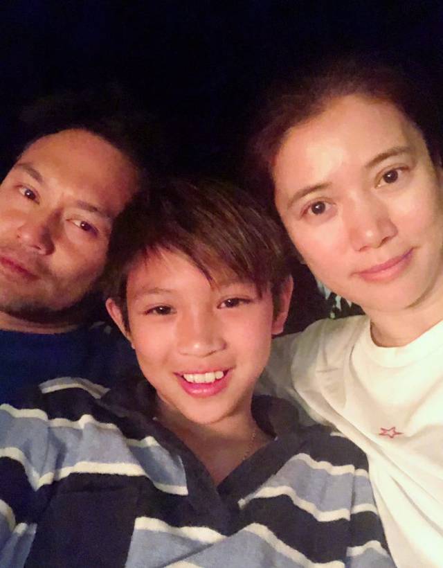 袁詠儀15歲兒子正臉曝光,長相帥氣不輸男團偶像,被贊超過張智霖