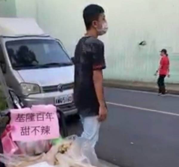 「嬤孫相依為命」靠撿回收生活!阿嬤腳受傷,單親孫擺攤賣甜不辣「賺學費撐家計」,網贊:努力的人一定不會。