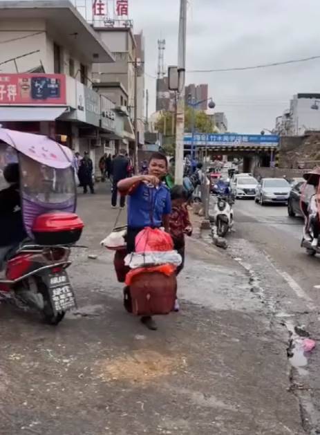 老奶奶路邊「擺攤賣菜放錯位置」暖心城管「挑擔牽手」找個暖和攤位 網贊:非常的有溫度的執法