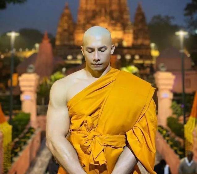 泰國最帥和尚還俗了!清規戒律練出「8塊腹肌+人魚線」 脫衣後荷爾蒙爆棚 網友尖叫:好想破戒❤