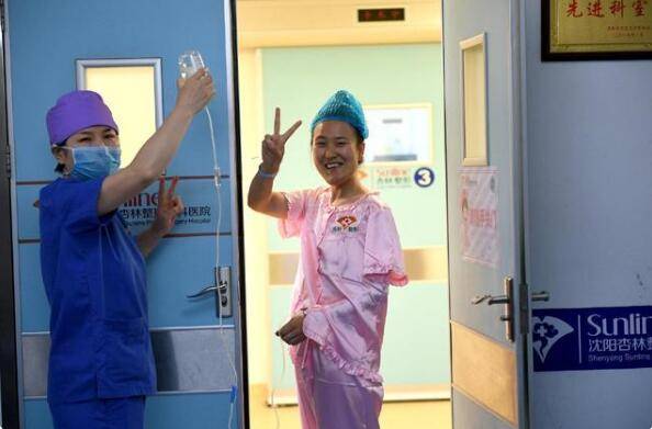 小時候因一場病 「漂亮臉蛋變歪了」整容後變女神級老師 拒絕「做網紅賺錢」