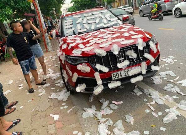 不忍直視!豪車車主買茶路邊亂停,回來蒙了,車身被貼滿「姨媽巾」車主一看都想把車扔了