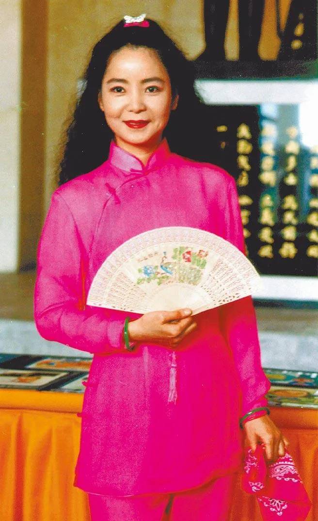 鄧麗君姪女曝光!笑憶「小時候不知她多紅」過年才見得到 「穿姑姑舊衣現身」網讚:是一家人沒錯