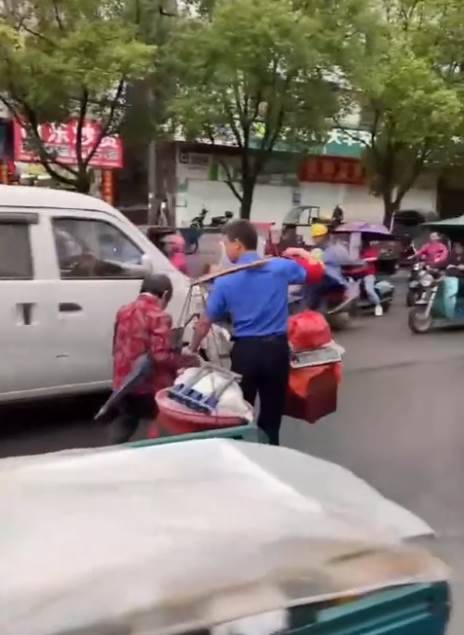 老奶奶路邊「擺攤賣菜放錯位置」暖心城管「挑擔牽手」找個暖和攤位 網贊:非常的有溫度的執法