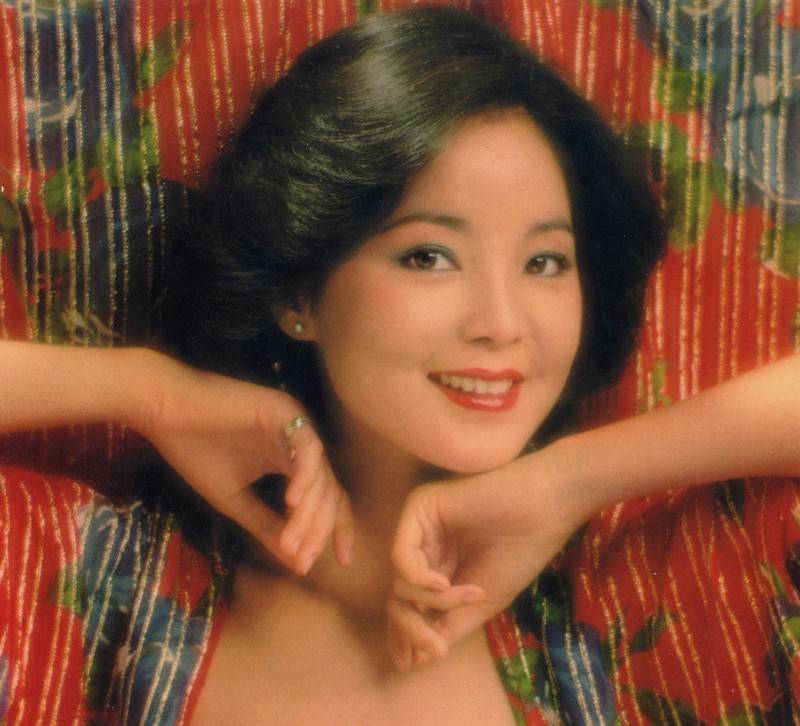 鄧麗君姪女曝光!笑憶「小時候不知她多紅」過年才見得到 「穿姑姑舊衣現身」網讚:是一家人沒錯