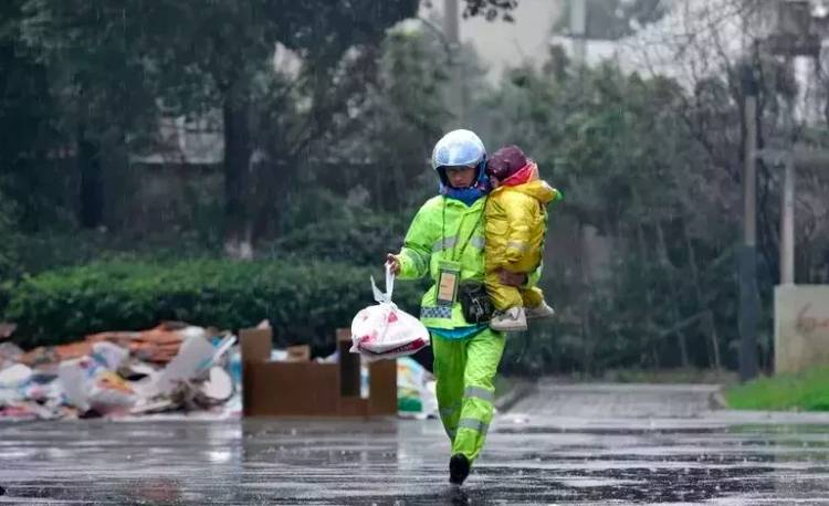 老婆拋下他們!單親爸寒風中「單手抱3歲女兒送外賣」 「不捨孩子跟他四處奔波」父愛令人動容