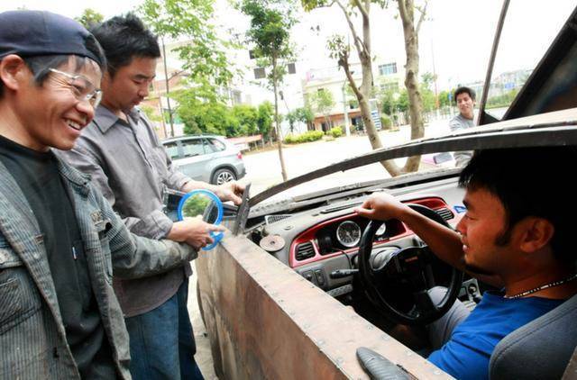 為夢想行動!男子鍾愛超跑卻買不起 決定親手打造自己的「藍寶堅尼」: 一看後照卻鏡笑了