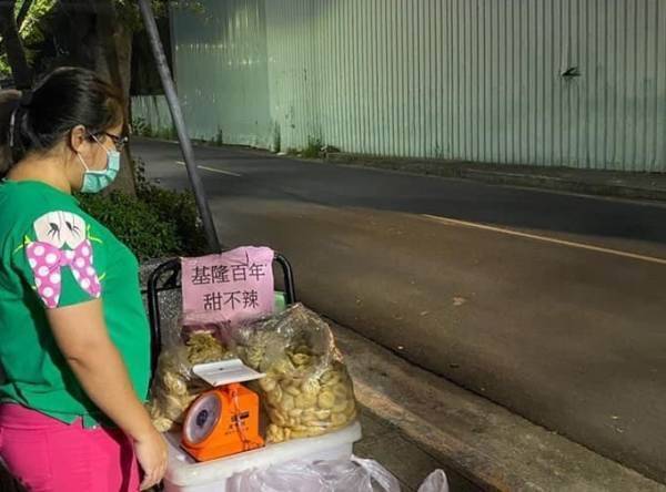 「嬤孫相依為命」靠撿回收生活!阿嬤腳受傷,單親孫擺攤賣甜不辣「賺學費撐家計」,網贊:努力的人一定不會。