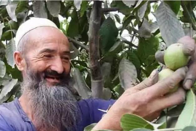 她生於清朝光緒12年 也就是1886年,現今135歲,沒長壽秘訣但愛吃之物:一般人難以下咽