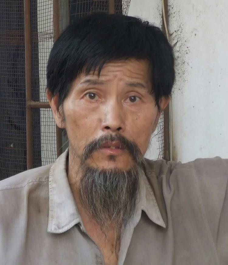 瘋子畫家!他放棄工作「專註畫畫40年」妻離子散 淪落到拾荒用「廢棄木板」做出驚人藝術品