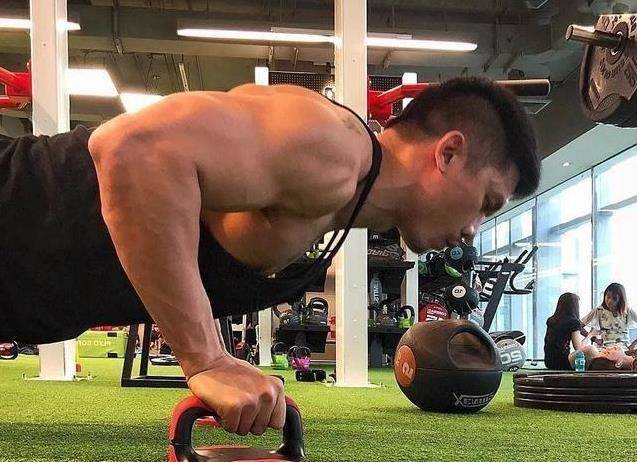 泰國最帥和尚還俗了!清規戒律練出「8塊腹肌+人魚線」 脫衣後荷爾蒙爆棚 網友尖叫:好想破戒❤