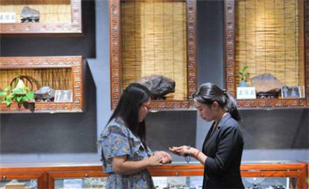 她被稱為「追星星的女人 尋找全球最「貴」的石頭 國家曾以萬元每克回收:她8年撿了800斤