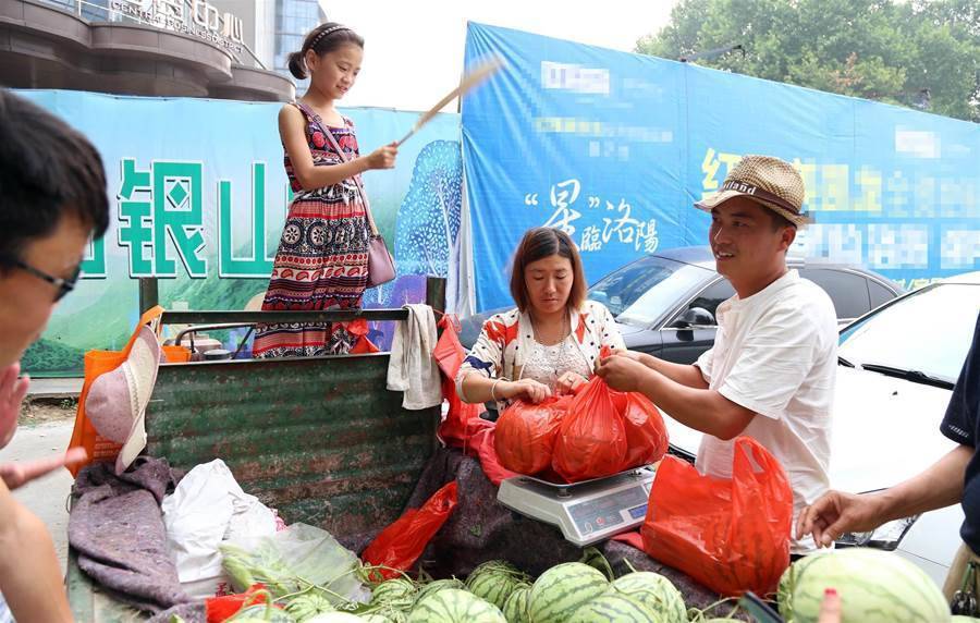 女孩每天「淩晨3點陪爸媽奔波賣瓜」,挺酷熱說「我不怕累,就想黏著爸媽」,父愧疚心酸:實在令人心疼