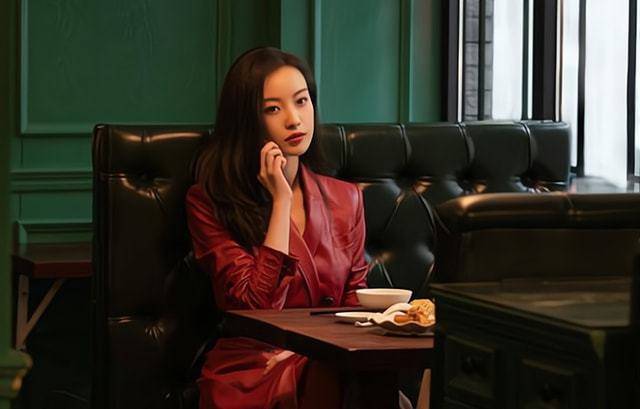 女兒考上公務員後，那個親手把我們趕出門的前婆婆：必須認祖歸宗