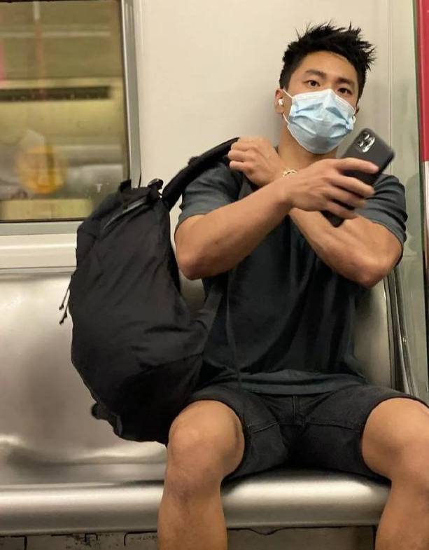 帥到不想下車❤️搭地鐵遇到「超壯口罩帥哥」秒心動 神出本尊「換上襯衫不輸韓國歐巴」來頭也超大