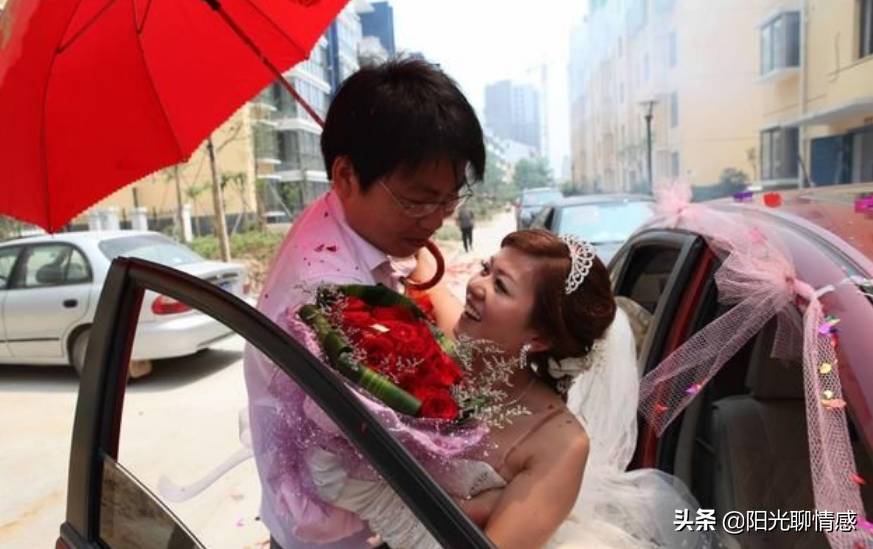 婚車到婆家門「要9萬才下車」新郎給不出「把你爸媽的金首飾脫下給我」 新郎:錢沒有,哪裡來的回哪裡!