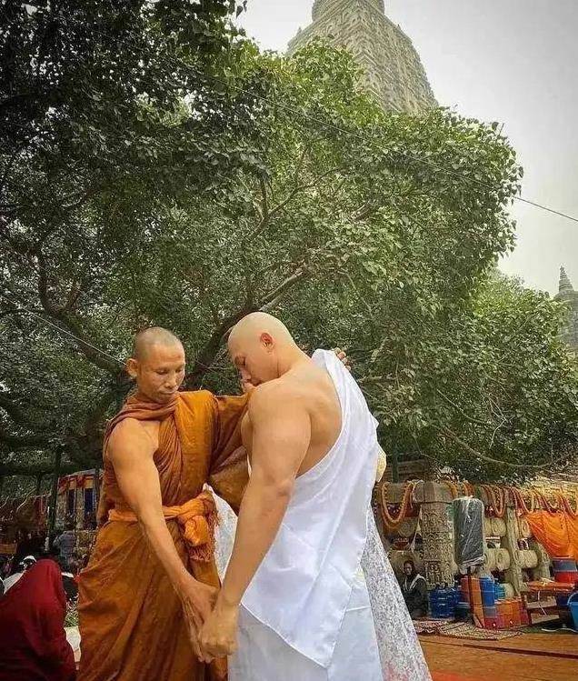 泰國最帥和尚還俗了!清規戒律練出「8塊腹肌+人魚線」 脫衣後荷爾蒙爆棚 網友尖叫:好想破戒❤