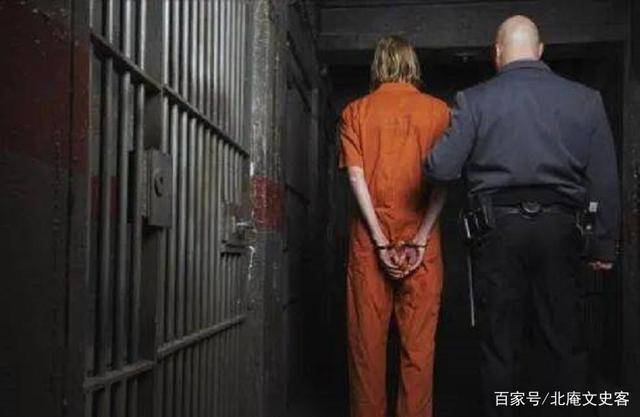 男子監牢生活:13名女警投懷送抱,為他產下5個兒女