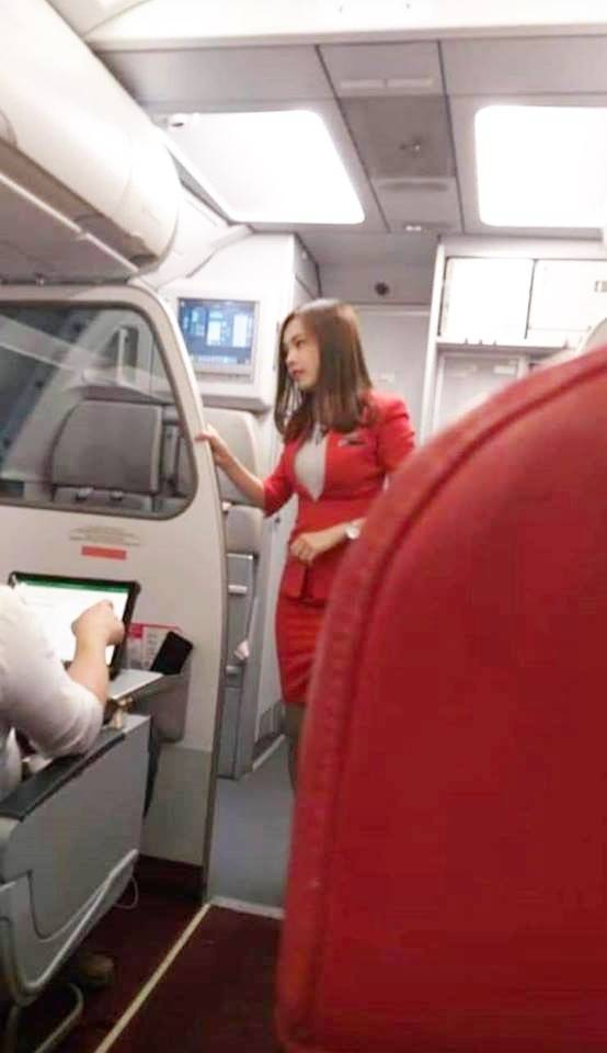 堪稱亞洲最美！乘客搭機「隨手拍2張照」意外捧紅空姐　臉書被翻出「私下美照好害羞」迷倒眾人！