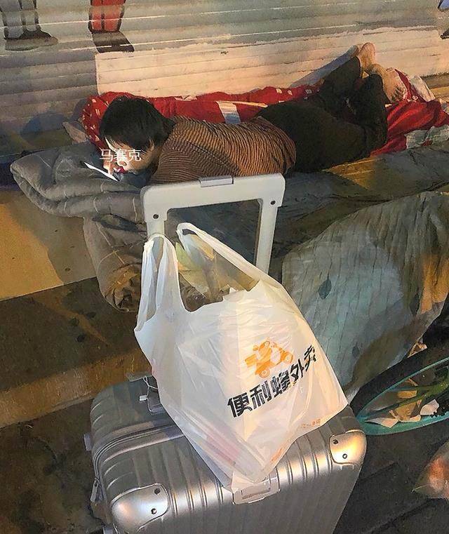 女子帶兒子流浪街頭 寒風刺骨兩人依然穿著半袖 眼中滿是警惕「我沒有家,沒有老公」