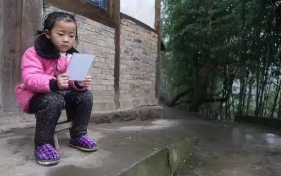 父親坐牢母親改嫁,6歲女童撐起三代之家,網友:懂事的讓人心疼