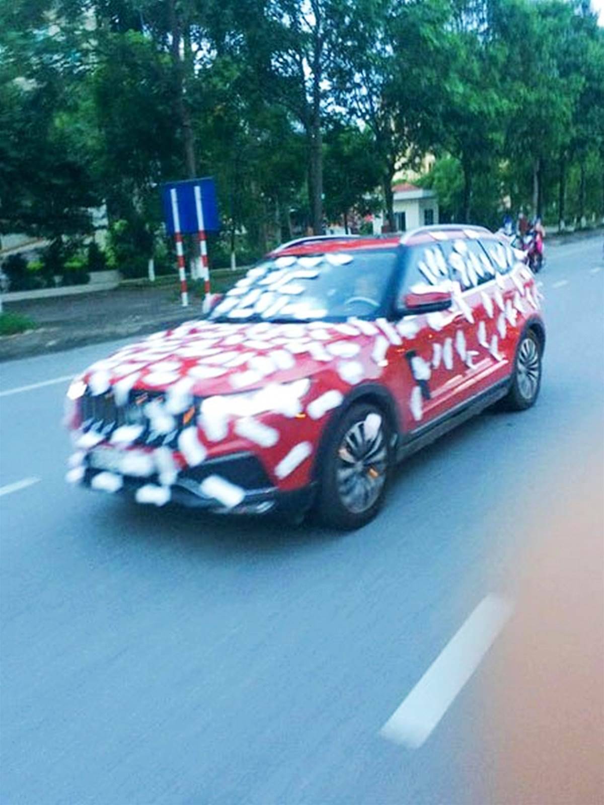 不忍直視!豪車車主買茶路邊亂停,回來蒙了,車身被貼滿「姨媽巾」車主一看都想把車扔了