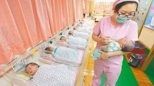 為帶孩子辭掉工作,卻被丈夫說成是「米蟲」委屈喊「我放棄這麼多」到底圖什麼,網友:太不值得
