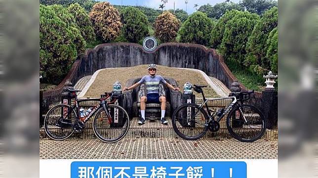 對鏡頭笑開懷!外國人來台灣「豪邁坐龍椅」還拍照打卡 網背後發涼「準備完蛋了」他立刻刪掉照片