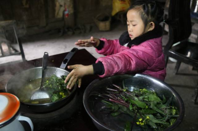 父親坐牢母親改嫁,6歲女童撐起三代之家,網友:懂事的讓人心疼