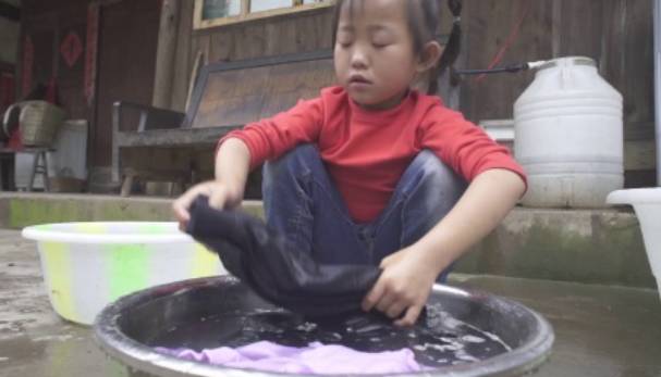 父親坐牢母親改嫁,6歲女童撐起三代之家,網友:懂事的讓人心疼