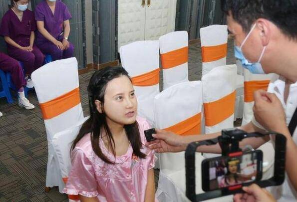 小時候因一場病 「漂亮臉蛋變歪了」整容後變女神級老師 拒絕「做網紅賺錢」
