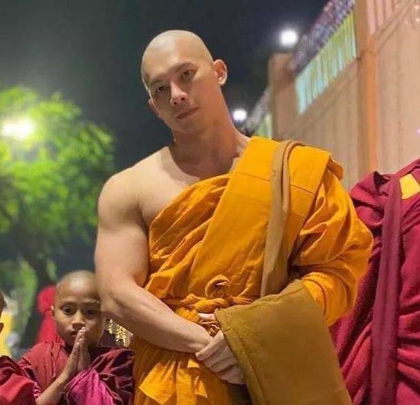 泰國最帥和尚還俗了!清規戒律練出「8塊腹肌+人魚線」 脫衣後荷爾蒙爆棚 網友尖叫:好想破戒❤