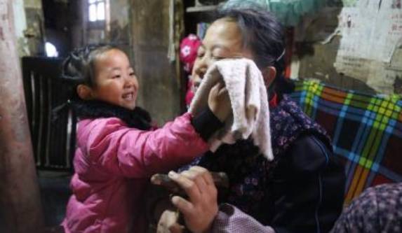 父親坐牢母親改嫁,6歲女童撐起三代之家,網友:懂事的讓人心疼