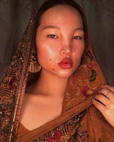 藏族少女「滿臉黑痣+超寬山根」被笑像阿凡達!某天逛街「獨特美被星探發掘」成Dior等知名品牌模特