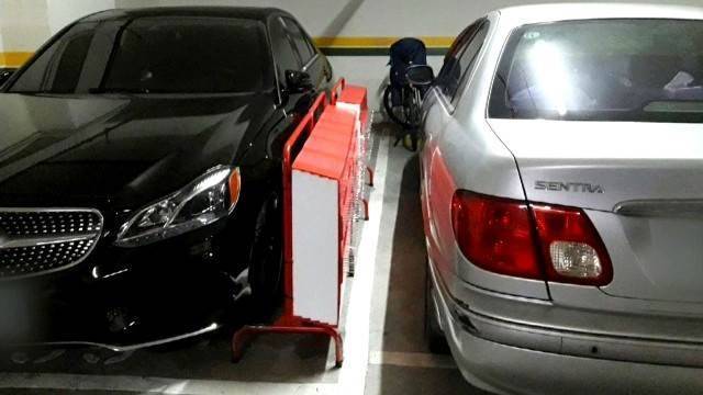 不折不扣的惡鄰!為了停車位糾紛「怒吵五年」賓士哥怒了釘「上百支釘子」結果大逆轉