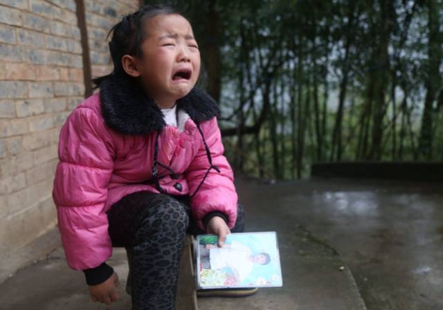 父親坐牢母親改嫁,6歲女童撐起三代之家,網友:懂事的讓人心疼