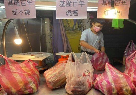 「嬤孫相依為命」靠撿回收生活!阿嬤腳受傷,單親孫擺攤賣甜不辣「賺學費撐家計」,網贊:努力的人一定不會。