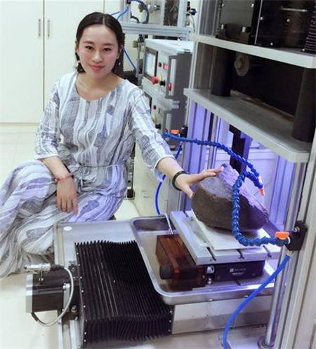 她被稱為「追星星的女人 尋找全球最「貴」的石頭 國家曾以萬元每克回收：她8年撿了800斤