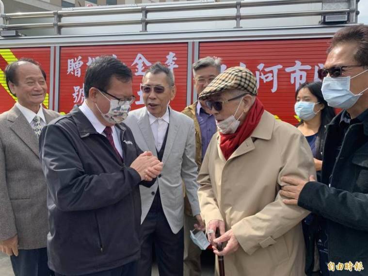創下捐贈紀錄!阿土伯「豪捐1億22輛消防車」87歲仍不忘公益「股海縱橫50年不貪心」網讚嘆:默默行善取之社會,用之社會!