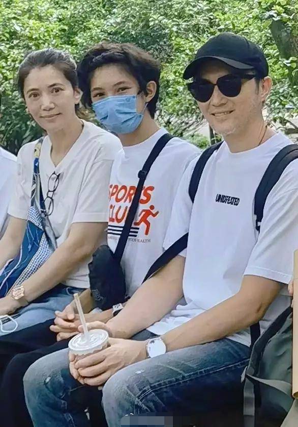 袁詠儀15歲兒子正臉曝光,長相帥氣不輸男團偶像,被贊超過張智霖