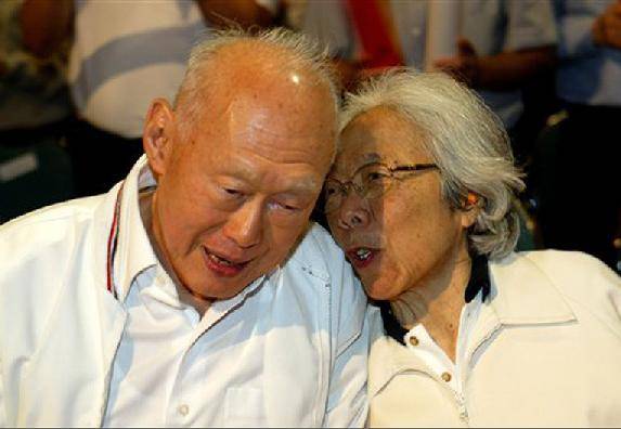 63年風雨同舟!高材生娶大兩歲姐姐「扶持他成國家總理」 吻別病妻「難忘與她的回憶」盼天上重逢