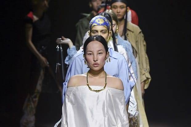 藏族少女「滿臉黑痣+超寬山根」被笑像阿凡達!某天逛街「獨特美被星探發掘」成Dior等知名品牌模特