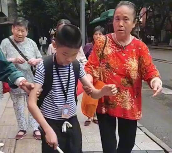 「狠心」媽媽讓失明兒子獨自上學,路人默默伸出援手,感動網友:我終歸會離開,讓他學會獨立。